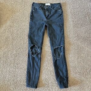 Free People Women's Black Skinny Jeans with Distressed Knee sz 25